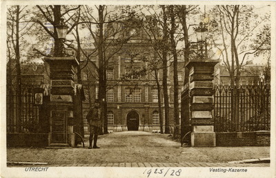 601792 Gezicht op de ingang van de Hojelkazerne (Croeselaan 39) te Utrecht.